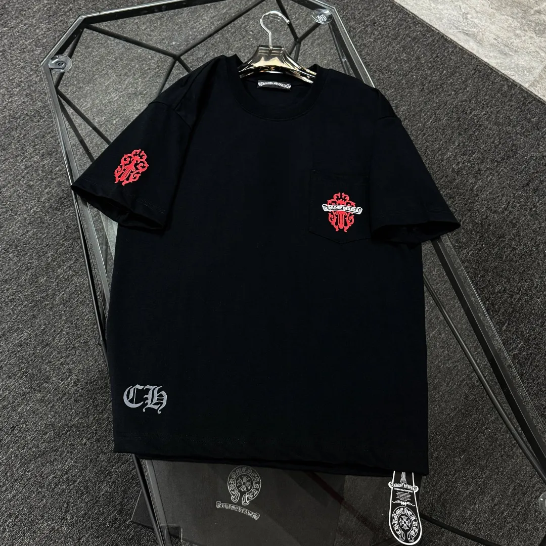 P170 Chrome Hearts 25 high-end versions. The fabric is made of 300 grams of high-density pure cotton. It does not deform or shrink. It has three labels. It is the same style for men and women. Technology: suede foaming + digital printing. Color: white, black. SIZE: S-XL.